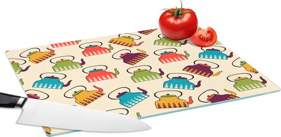 Planche à découper en verre avec un fond beige ornée d'un motif de théières rétro aux couleurs vives.