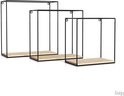 Drie vierkante wandrekken van zwart metaal met houten plankjes in verschillende formaten.