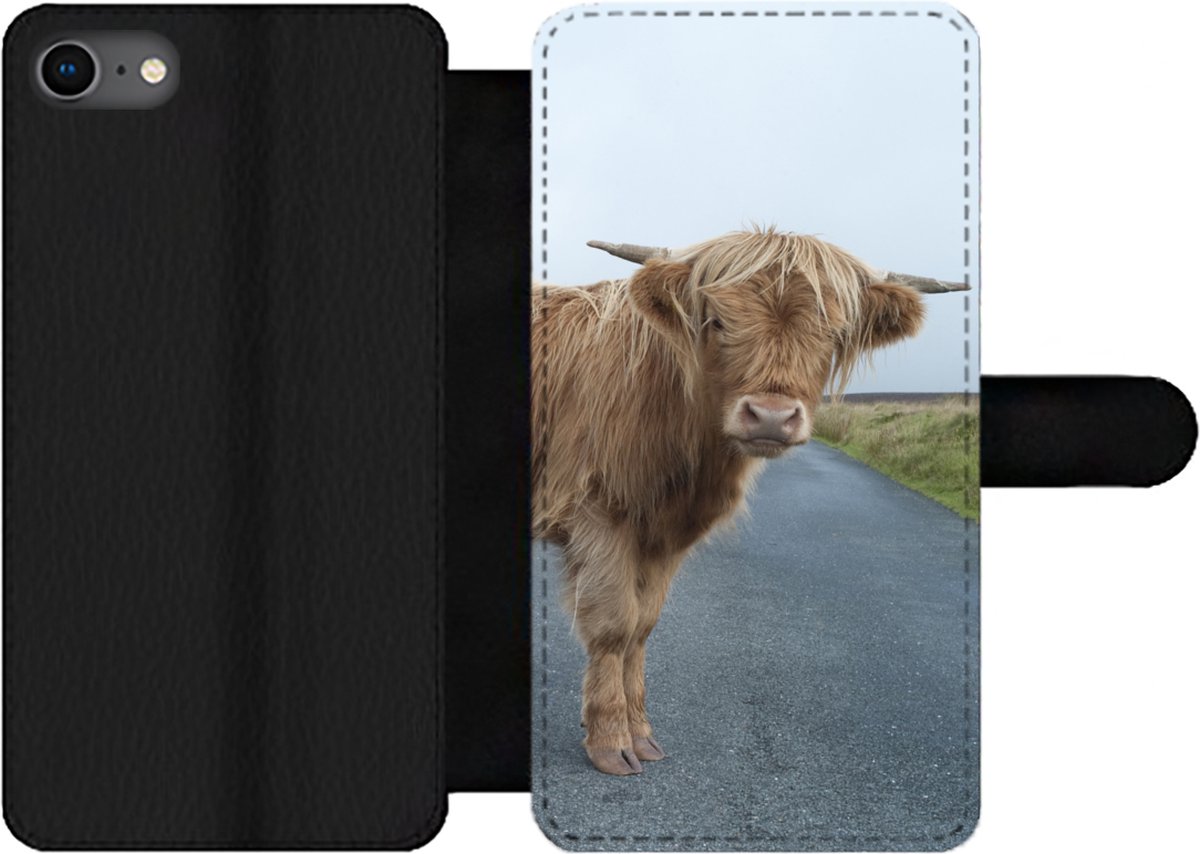 Telefoonhoesje Geschikt voor iPhone 8 telefoonhoesje - Schotse Hooglander - Weg - Gras - Met vakjes - Wallet case met magneetsluiting