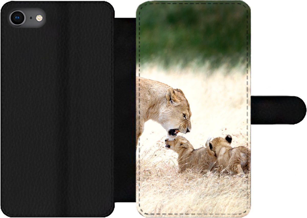 Telefoonhoesje Geschikt voor iPhone 8 telefoonhoesje - Leeuw - Gras - Welp - Familie - Met vakjes - Wallet case met magneetsluiting