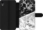 Bookcase Geschikt voor iPhone XR telefoonhoesje - Marmer print - Zwart - Wit - Luxe - Met vakjes - Wallet case met magneetsluiting