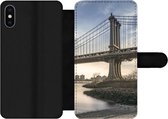 Bookcase Geschikt voor iPhone XS telefoonhoesje - New York - Rivier - Bridge - Met vakjes - Wallet case met magneetsluiting