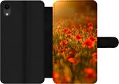 Bookcase Geschikt voor iPhone XR telefoonhoesje - Oranje gloed over de Klaprozen in het veld - Met vakjes - Wallet case met magneetsluiting