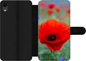 Bookcase Geschikt voor iPhone XR telefoonhoesje - Paarse en rode klaprozen in een weiland - Met vakjes - Wallet case met magneetsluiting