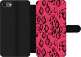 Bookcase Geschikt voor iPhone 7 telefoonhoesje - Dierenprint - Slangenhuid - Roze - Met vakjes - Wallet case met magneetsluiting