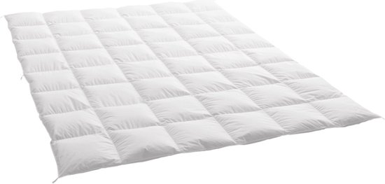 Couette blanche moyenne, motif à carreaux, dépliée à plat.