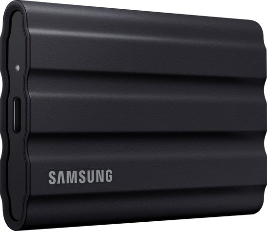 Zwarte Samsung T7 Shield SSD met horizontale ribbels, het Samsung logo en een USB-C poort aan de zijkant.