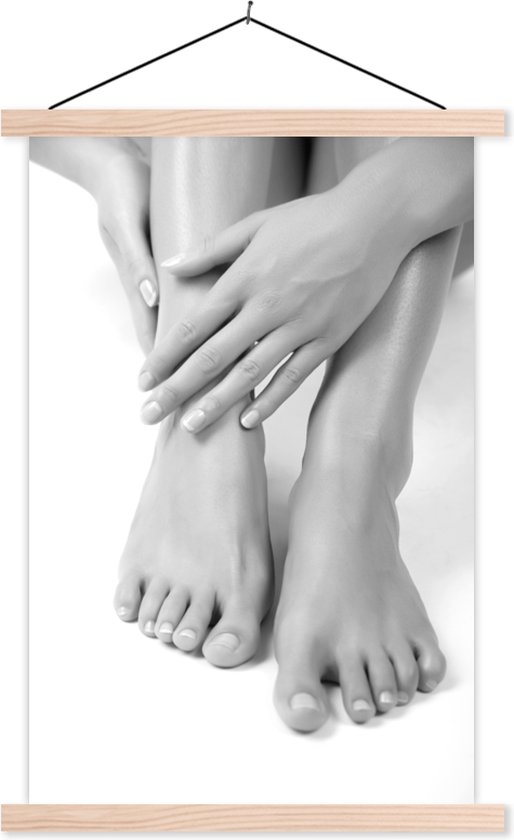 Posterhanger incl. Poster - Schoolplaat - Blote voeten en handen van een mens - zwart wit - 40x60 cm - Blanke latten - TextilePosters