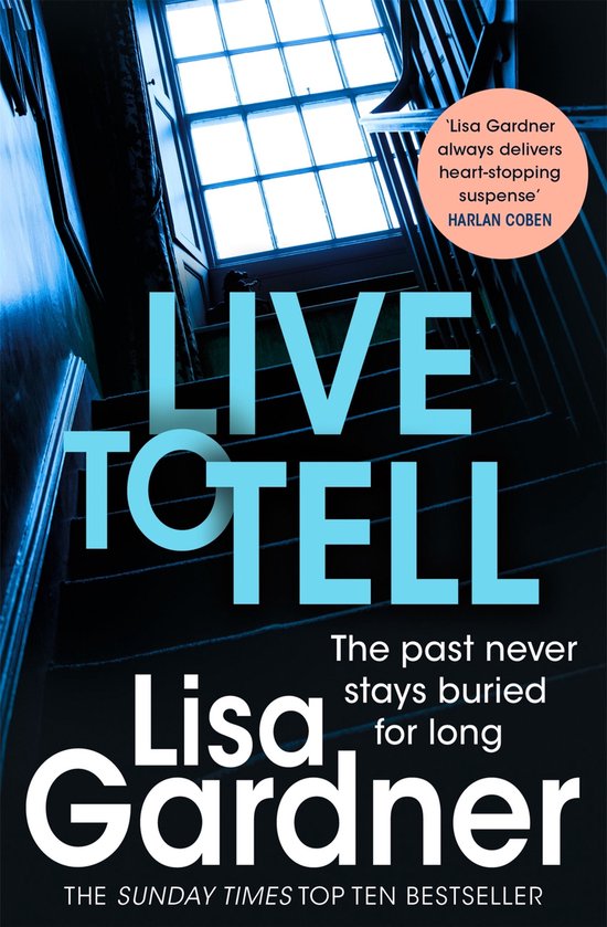 Boek 'Live to Tell' van Lisa Gardner. Een trap gezien vanuit een donkere hoek, met een raam bovenaan. 'Lisa Gardner levert altijd hartverscheurende spanning.' - Harlan Coben.