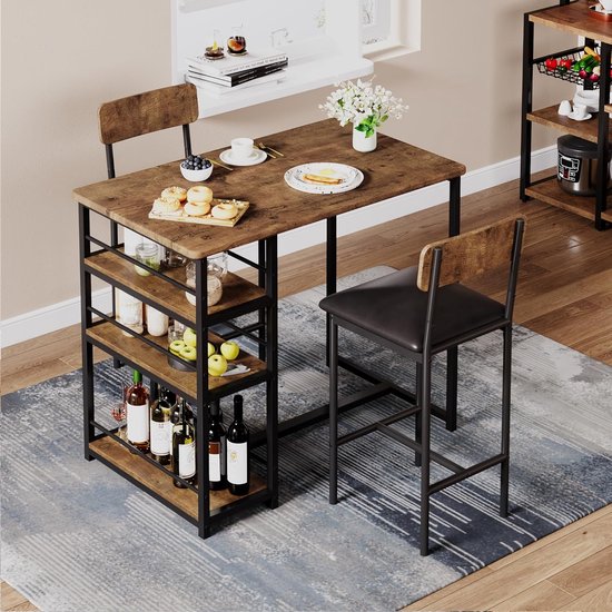 Een bruine houten keukentafel met een metalen frame en barkrukken met zwarte zittingen en houten rugleuningen.