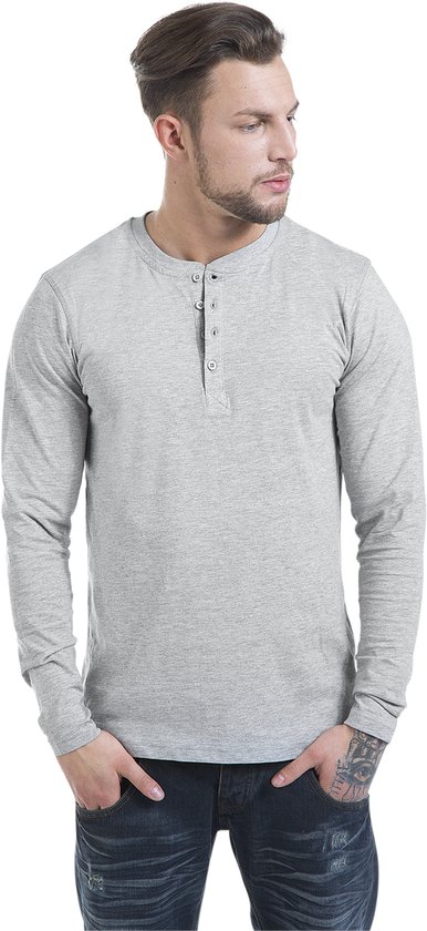 Man met grijze longsleeve henley shirt met knoopjes, donkerblauwe jeans.