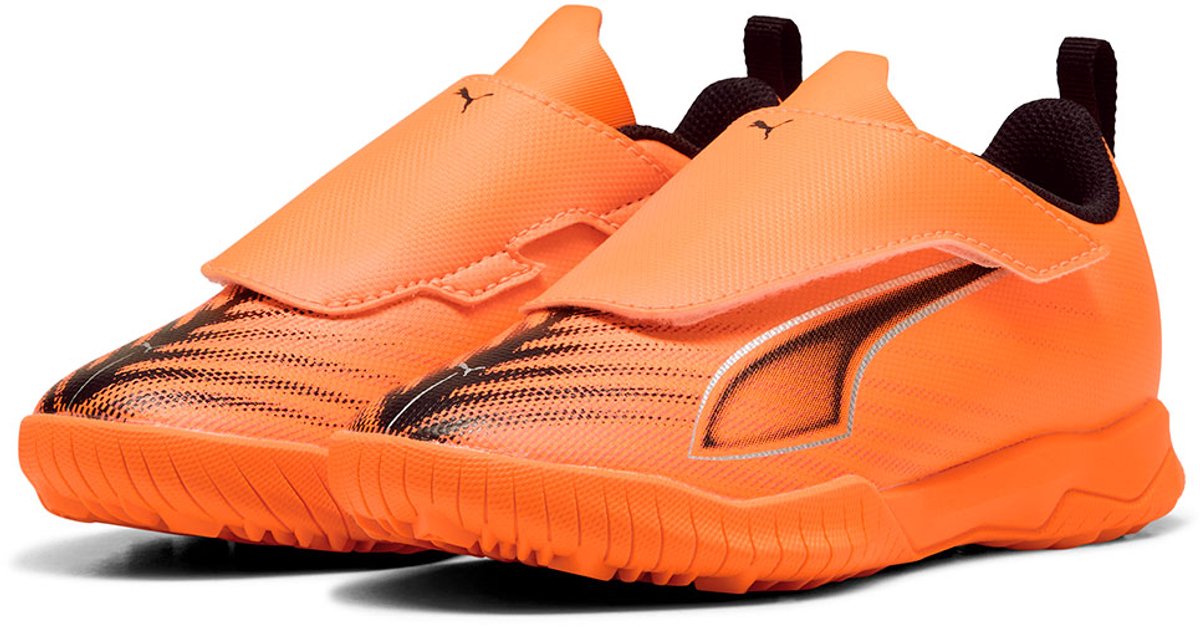 Oranje Puma Ultra 6 Play V TF voetbalschoenen voor kinderen, maat EU 29, met klittenbandsluiting en lichtgewicht ontwerp.