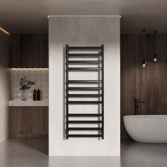 Zwarte, rechthoekige handdoekradiator met 10 horizontale staven, in een moderne badkamer met een badkuip.