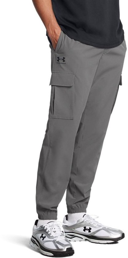 Zijzicht van grijze cargo trainingsbroek met cargo zakken.