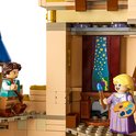 Close-up van het LEGO Disney Kasteel: Rapunzel schildert, Flynn Rider kijkt toe.