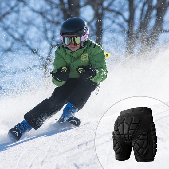 Jongere skiër met groene jas, zwarte skibroek en helm, met ingevoegde afbeelding van zwarte beschermende shorts.