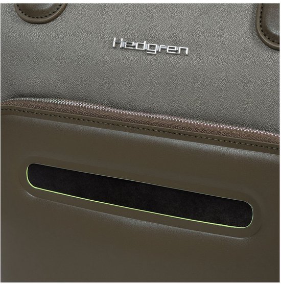 Close-up van het Hedgren-logo op de grijze stof van een rugzak, met bruine leren accenten.
