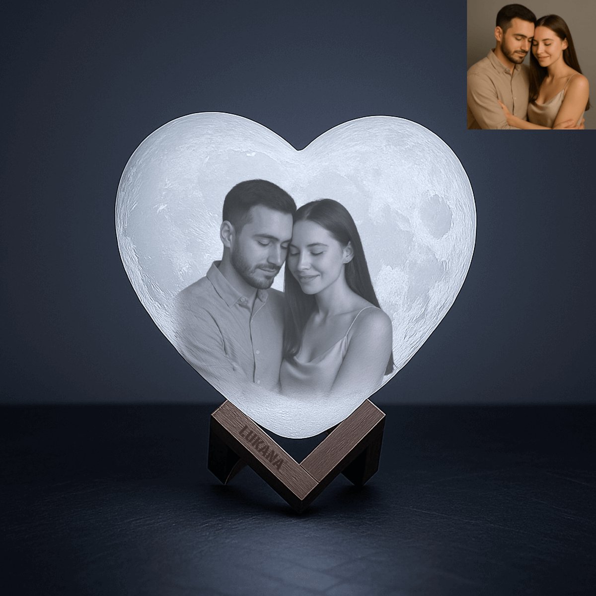 Gepersonaliseerde Valentijn Cadeau – 3d Hart Maanlamp met Eigen Foto en Tekst - 15cm - 3 Kleuren met afstandsbediening - Inclusief houten standaard - Rouw Geschenk - Aandenken - Moonlight - Moederdag - Vaderdag - Tafellamp