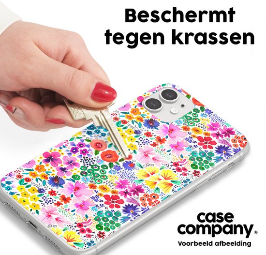 Hand met sleutel die een telefoonhoesje met bloemenprint aanraakt. "Beschermt tegen krassen".