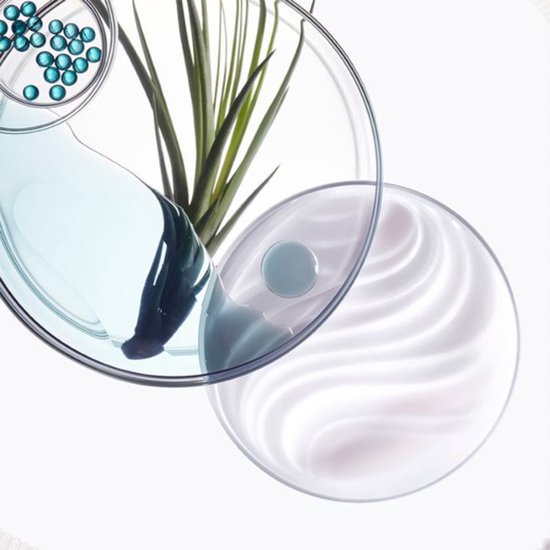 Illustration scientifique de molécules et d'une plante dans un liquide, avec une crème texturée.