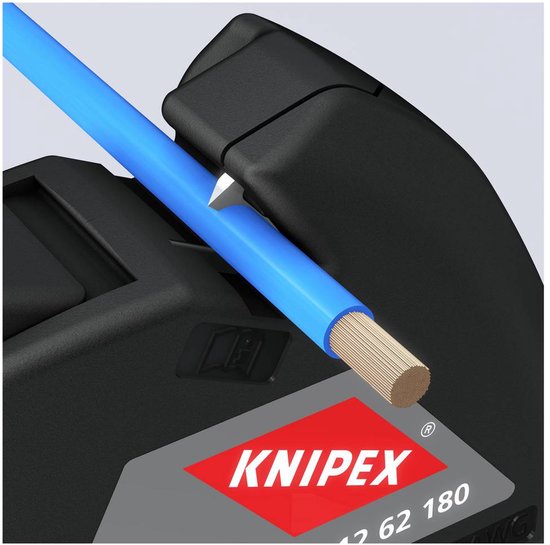 Zwarte kabelstripper met rode details, die een blauwe kabel met koperen kern strippen.