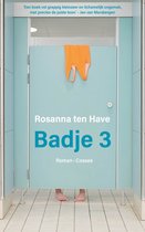 Oranje badpak hangt over een blauwe kleedhokdeur. "Badje 3" door Rosanna ten Have.