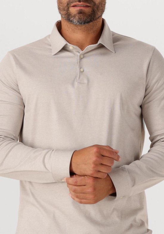 Man draagt een beige longsleeve poloshirt, detail van de kraag en mouwen.