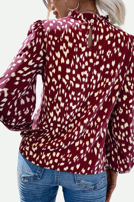 Wijnrood satijnen blouse met lange pofmouwen, hoge hals en luipaardprint in crèmekleur.