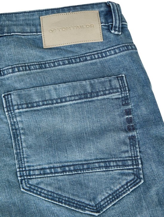 Achterzak en label 'TOM TAILOR' van een lichtblauwe jeans.