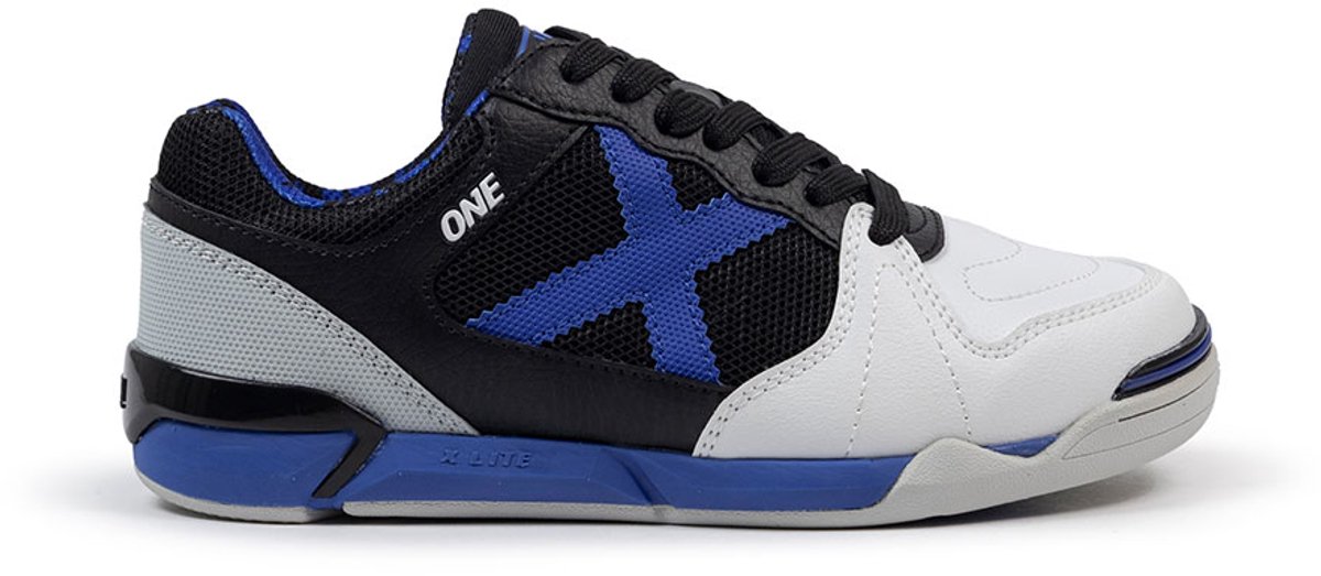 Zwart-witte zaalvoetbalschoen Munich One 74 met mesh en synthetische verstevigingen, TPU-neus voor duurzaamheid.