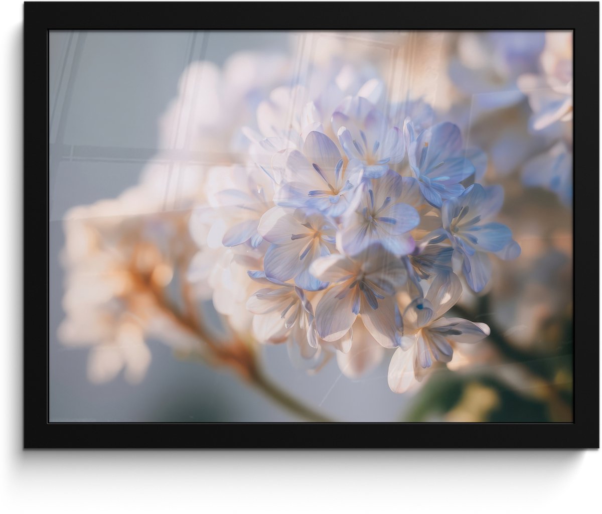 FrameYourWall Poster in lijst - Fotolijst 40x30 cm - Posters - Bloemen - Lichtblauw - Wazig - Trosje - Posterlijst zwart - Decoratie - Wanddecoratie woonkamer - Muurdecoratie slaapkamer
