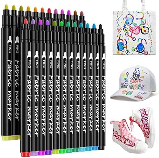 Ensemble de 24 marqueurs textiles multicolores, présentés sur un sac, une casquette et des baskets décorés avec les marqueurs.
