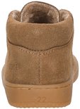 Achterkant van bruine suède mid-top sneaker met veters. Maat 22 is zichtbaar op de hak.