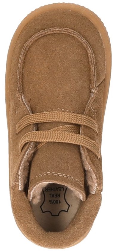 Bovenaanzicht van bruine suède mid-top sneaker met veters. '100% REAL LEATHER' logo op de binnenzool.