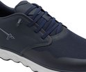 Close-up van een donkerblauwe sneaker met veters.