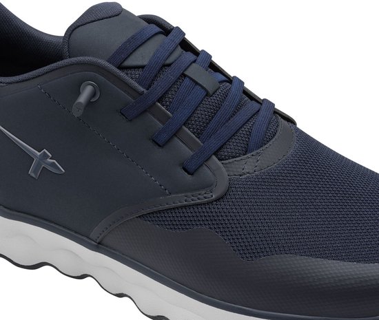 Close-up van een donkerblauwe sneaker met veters.