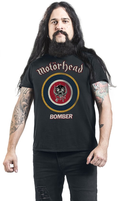 Man met baard en lang haar draagt zwart t-shirt met "Motörhead" en "BOMBER" tekst, en Motörhead logo.