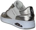 Achter-zijaanzicht van een witte sneaker met champagnekleurige hiel- en zijpanelen, veters en een witte zool met luchtdemping.