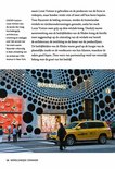 Vitrine van Louis Vuitton in New York met etalages. Een gele taxi staat voor de winkel.