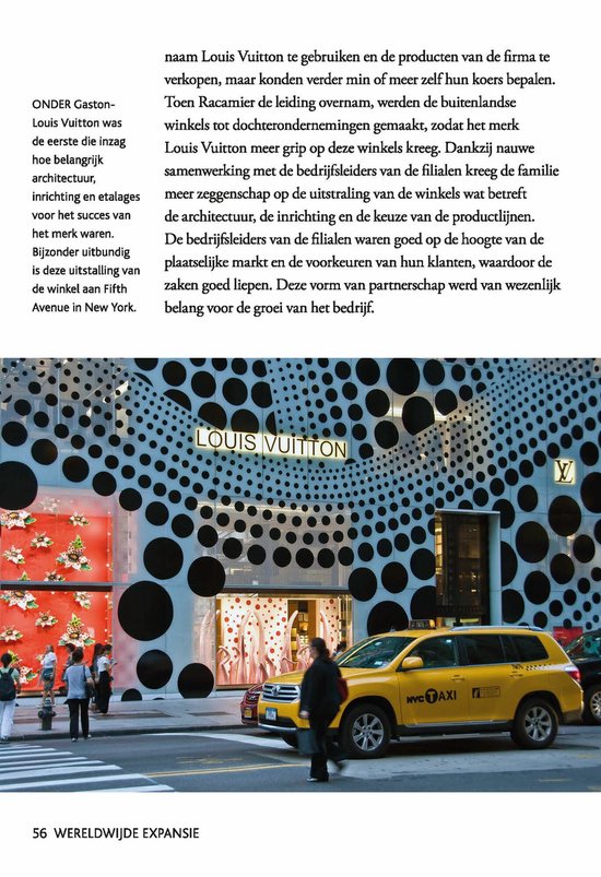 Vitrine van Louis Vuitton in New York met etalages. Een gele taxi staat voor de winkel.