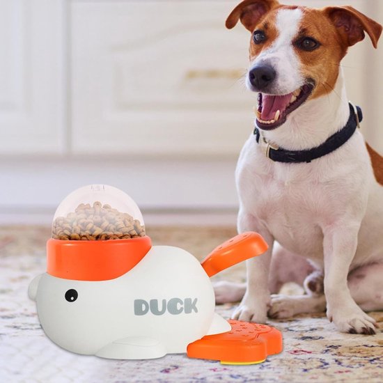 Witte eendenspeeltje met oranje accenten, gevuld met voer, naast een Jack Russell Terriër.