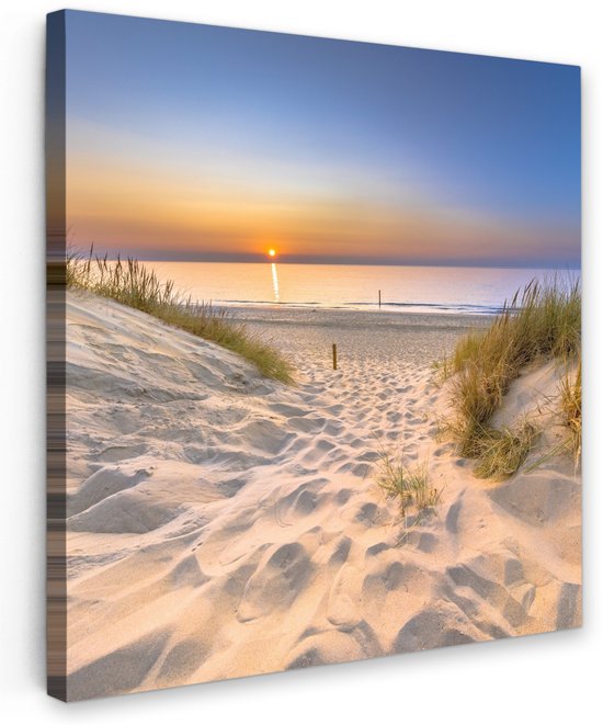 Een canvasdoek van een zandpad dat naar de zee leidt bij zonsondergang.