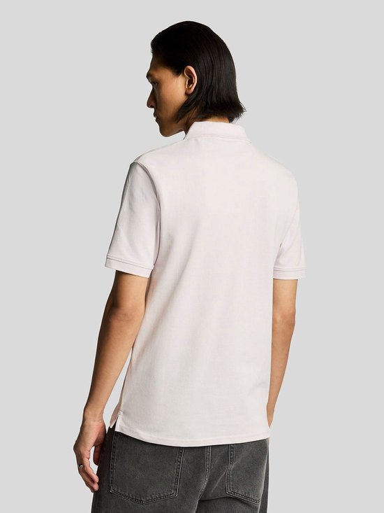 Man draagt lichtroze poloshirt, achterkant zichtbaar.