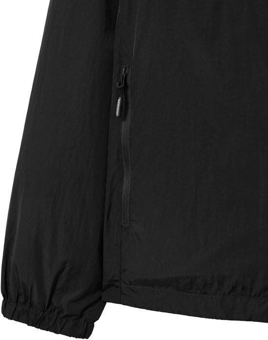 Sluiting met rits met Weekend Offender-opschrift op de linkerzijde van een zwarte jas.