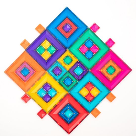 Meerkleurige, transparante magnetische vierkante en ruitvormige tegels van Connetix, gerangschikt in een geometrisch patroon.