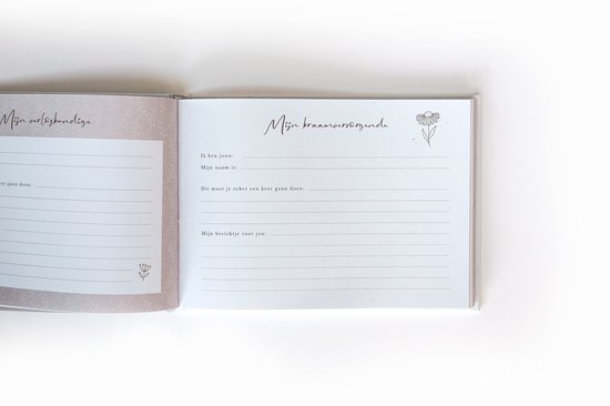 Een open kraamvisiteboek met een roze achtergrond en zilveren polka dots. De rechterpagina bevat het formulier 'Mijn kraamvisite'.