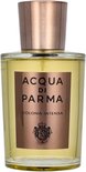 Glazen fles met gele vloeistof en gouden dop. Het bruine label bevat "ACQUA DI PARMA COLONIA INTENSA".