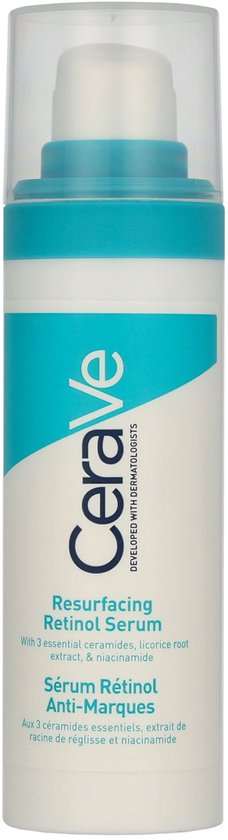 Witte pompflacon met een doorzichtig dopje, met groene en witte banden. Bevat CeraVe Resurfacing Retinol Serum.