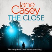Boekcover van 'The Close' door Jane Casey. Een silhouet loopt in het donker onder een straatlantaarn.