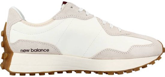 Zijzicht van een witte New Balance sneaker met beige suède en 'new balance' logo.